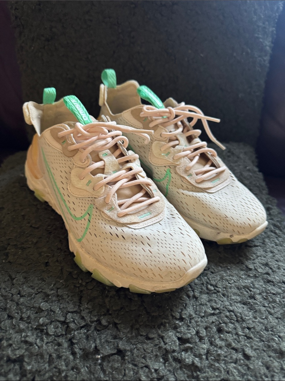 Nike D/MS/X women’s  Beige Sneakers with Mint Green Accents size 9